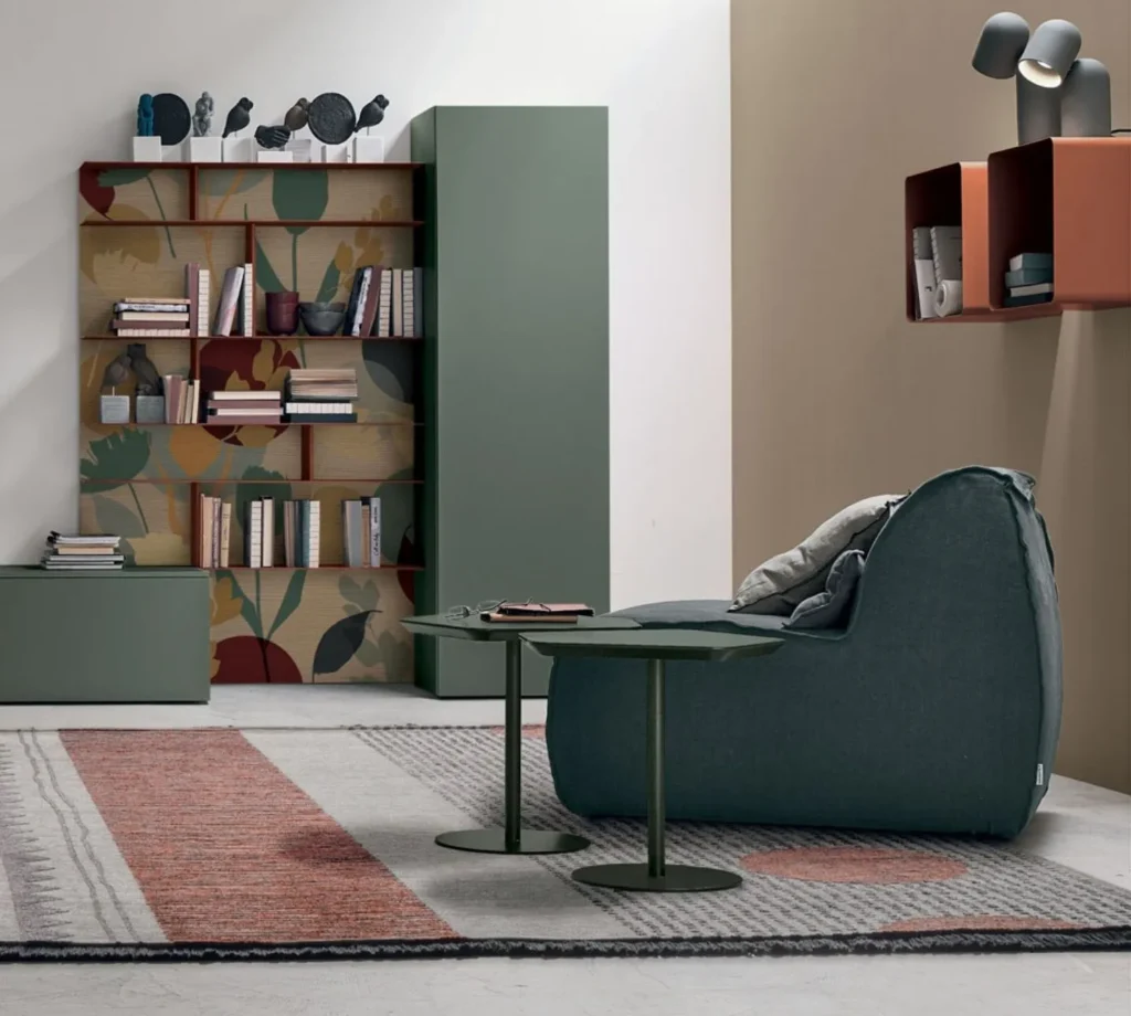 Poltrona di design e parete attrezzata