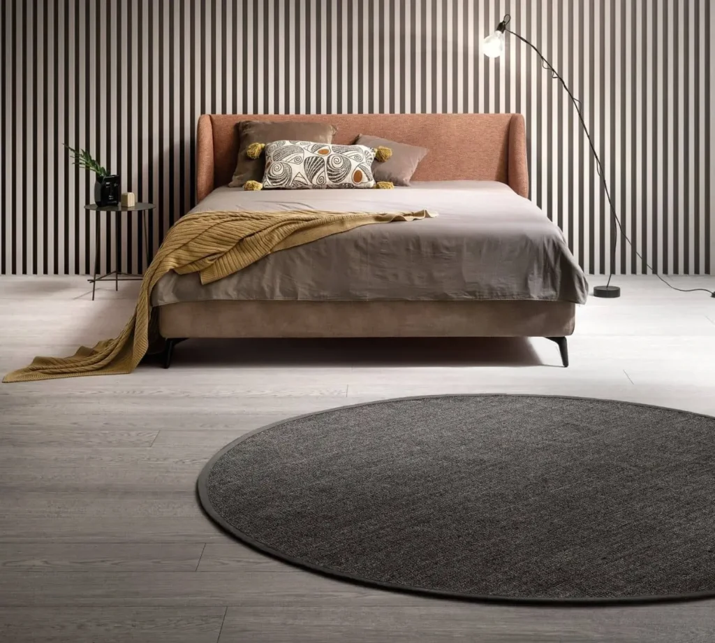 letto con testata imbottito